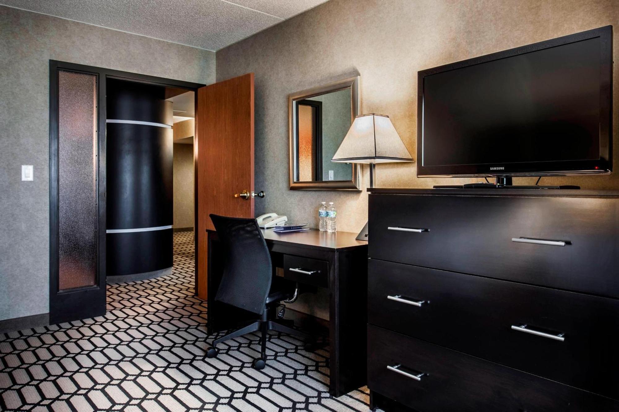 Delta Hotels By Marriott Фарго Экстерьер фото